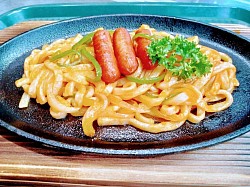 懐かしい味の鉄板うどんナポリタン